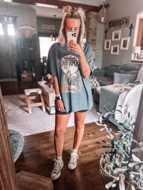 Baggy Shirt Biker Shorts, Biker Shorts And Big Tshirt Outfit, Oversized T Shirt Biker Shorts, Biker Shorts And Oversized Shirt, Biker Shorts Outfit Fall, Graphic Tee And Biker Shorts, Biker Short Outfits, Big Tshirt Outfit, Athleisure Inspo