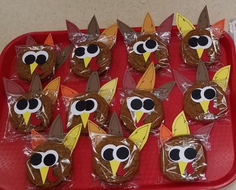 Turkey Oatmeal Cream Pie, Oatmeal Pie Turkey Craft, Oatmeal Cream Pie Turkey Craft, Thanksgiving School Treats Prepackaged, School Snacks For Kindergarten, Thanksgiving School Snacks, Thanksgiving School Treats, Soccer Ideas, Thanksgiving Snacks