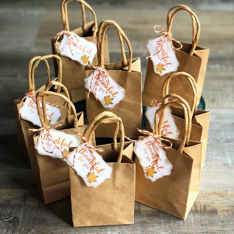 Diy Thanksgiving Treat Bags, Friendsgiving Goody Bags, Friendsgiving Treat Bags, Thanksgiving Bags For Adults, Autumn Treat Bags, Thanksgiving Goody Bags For Adults, Thankful For You Gifts Thanksgiving, Thanksgiving Treats For Staff, Friendsgiving Goodie Bag Ideas