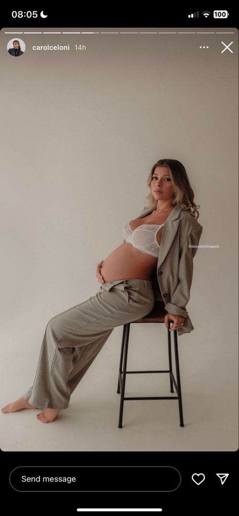 Sweatpants Maternity Shoot, Stool Maternity Shoot, Maternity Sitting Poses, Shooting Inspiration, Maternity Photography Poses, Sitting Poses, Maternity Poses, Maternity Shoot, Family Maternity