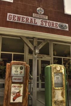 Old General Stores, Old Gas Pumps, Vintage Gas Pumps, Pompe A Essence, Living History Museum, Old Gas Stations, Old Country Stores, Filling Station, Soda Fountain