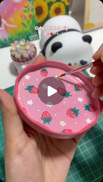 Rishita | Art & Diy ୨ৎ on Instagram: "Made this cute diy trinket from jar lid🤌
.
.
.
(Trinket, jewellery box, diy jewellery box, diy trinket, best out of waste, handmade gift ideas, gift for her, surface painting, acrylic painting, storage box, jewellery tray) #trinkets #diycrafts #colourslia" Tray Painting Ideas Diy Crafts, Lid Crafts Ideas, Painted Trinket Box Ideas, Diy Jewellery Box Ideas, Best Out Of Waste Ideas For Kids, Tray Painting Ideas, Jewellery Box Diy, Waste Out Of Best, Painting Storage