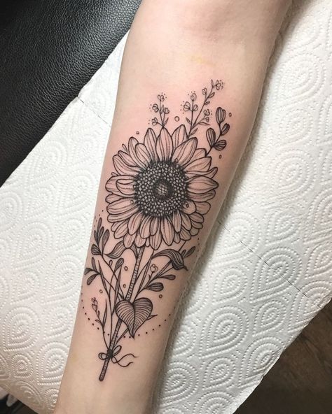 Sunflower Tattoo Meaning, Sunflower Tattoo Thigh, Sunflower Tattoo Simple, Tatuaje Cover Up, Tattoo Sunflower, Pai Thailand, Tattoo Son, Sunflower Tattoo Sleeve, Sunflower Tattoo Shoulder