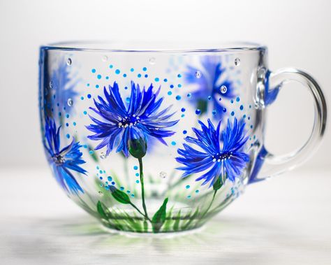 Hand painted glass coffee mug with bright floral design. Can be personalized for free - for this just write your text in the *Note to Vitraaze* Box during checkout. 🎁GET 15% OFF FOR YOUR 1ST ORDER!🎁 SIGN UP for our newsletter -- just go to http://eepurl.com/gkdMo1 and you will receive a 15% off coupon code for your order. * Measurements: Height 8 cm / 3 inch About 500 ml / 17 oz Can be used for Hot and Cold beverages! Each detail is hand painted with non-toxic paints and hardened at a high tem Diy Wine Glasses Painted, Painting Glass Jars, Painted Coffee Mugs, Diy Wine Glasses, Flowers Coffee, Decorated Wine Glasses, Glass Coffee Mug, Glass Painting Designs, Hand Painted Glasses