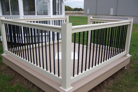 Black with White Vinyl Deck Railing See plenty Deck Railing Ideas http://awoodrailing.com/2014/11/16/100s-of-deck-railing-ideas-designs/ Vinyl Deck Railing, Deck Railing Systems, Aluminum Railing Deck, Deck Balusters, Vinyl Deck, White Deck, Deck Railing Design, Vinyl Fencing, Vinyl Railing