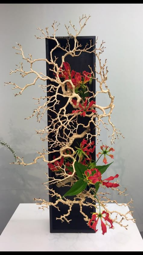 Takken Decor, فن النسيج, Contemporary Flower Arrangements, Floral Art Arrangements, Sogetsu Ikebana, Ikebana Arrangements, Floral Art Design, Ikebana Flower Arrangement, Deco Nature