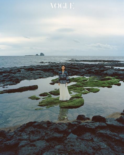 Beach Fashion Shoot, Beach Editorial, Rocky Beach, Test Shoot, Photographie Portrait Inspiration, Beach Shoot, Outdoor Photoshoot, Shooting Photo, Vogue Korea