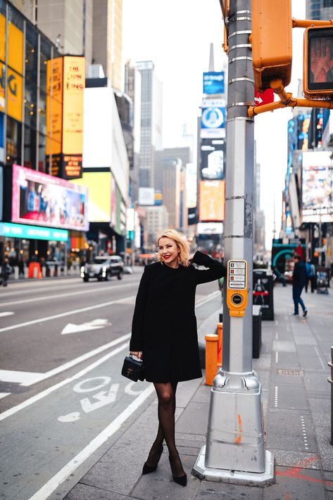 Girl on Times Square Times Square Pictures Ideas Night, Fall In New York City Outfits, Streetlight Photography, Times Square Winter, Times Square Pictures Ideas, Square Outfit, City Fashion Shoot, New York City Outfits, Fall In New York City