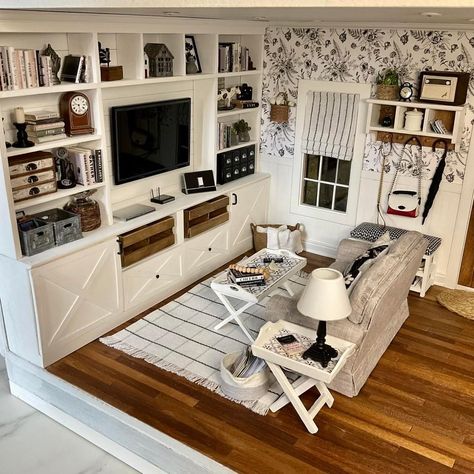 Farmhouse Dollhouse Diy, Doll House Library, Doll House Living Room, Miniature Living Room Diy, Dollhouse Bedroom Ideas, Dollhouse Interiors, Dollhouse Setup In Room, Dollhouse Living Room Ideas, Dollhouse Interior Ideas