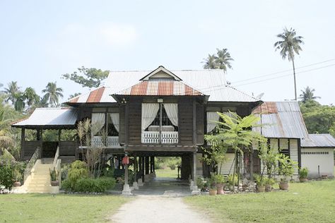 Traditional Malay House, Penaga, Penang, Malaysia Malay House, Filipino Architecture, Kampung Halaman, Thai House, Long House, Penang Malaysia, House Design Pictures, Traditional Houses, Village House Design