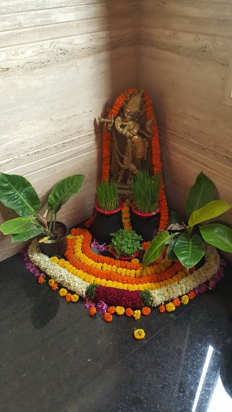 Krishna Opening Decoration, Gauri Decoration, Mandir Decoration, Thali Decoration Ideas, Janmashtami Decoration, Ganapati Decoration, Diwali Decorations At Home, Housewarming Decorations, Catholic Decor