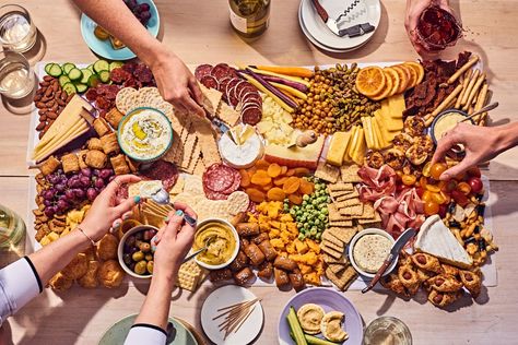 Zankou Chicken, Grazing Board Ideas, Snack Boards, Charcuterie Ideas, Club Crackers, Water Crackers, Thanksgiving 2022, Entertaining Food, Mac And Cheese Bites