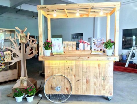 Wooden Stall Design, Pallet Stall, Market Cart, Bubble Tea Recipe, Coffee Area, Cart With Wheels, Coffee Cart, Candy Cart, Pallet Designs