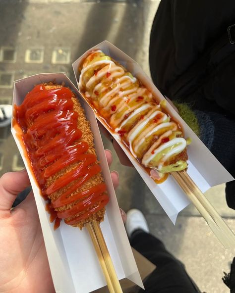 #corndogs #korean #korea #kpop #koreancorndogs #london #tourist #aesthetic #bucketlost #vibes #food Corndogs Korean, Tourist Aesthetic, Korean Corn, London Tourist, Aesthetic Korean, Corn Flakes, Freddy Fazbear, Corn Dogs, Fjallraven Kanken