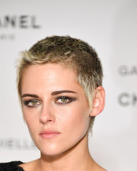 Kristen Stewart buzzcut Kristen Stewart Buzzcut, Kristen Stewart Shaved Head, Blonde Buzzcut Woman, Modern Mullets, Kristen Stewart Short Hair, Shaved Head Women, Buzzed Hair, Kristin Stewart, Shave Her Head