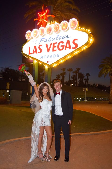 Vegas aesthetic elopement!! The Las Vegas sign is the best place for a photoshoot! Just go off to the side & miss the whole line Las Vegas Sign Wedding Photos, Las Vegas Wedding Aesthetic, Vegas Wedding Photoshoot, Vegas Wedding Aesthetic, Aesthetic Elopement, Vegas Photoshoot, Vegas Aesthetic, Las Vegas Bride, Las Vegas Wedding Photos