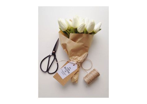 Wrap Flowers, How To Wrap, Florist Shop, How To Wrap Flowers, Brown Kraft Paper, White Tulips, Little Designs, Modern Gift, Bunch Of Flowers