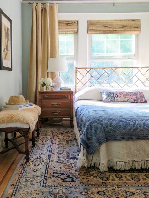 Love this boho bedroom with blue oriental rug, bamboo bed and vintage bedspread Modern Bohemian Home, Neutral Bedroom, Rug Neutral, غرفة ملابس, Chic Bedroom, Room Inspiration Bedroom, Eclectic Home, Room Ideas Bedroom, Bedspreads