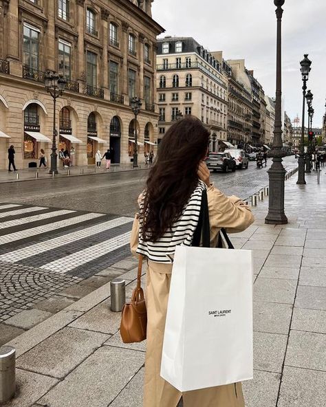 Bella | Aesthetics & Lifestyle on Instagram: "One rainy day in Paris 🤍🍂 I only spent a few days in this city, but fell in love forever. Please share your favourite cities here! While I’m in Europe, I’m hoping to travel around and catch a few more beautiful places 🥰" Rainy Day In Paris, Nyc Girl Aesthetic, Shopping Aesthetic, Rainy Day Aesthetic, Day In Paris, Nyc Girl, Nyc Aesthetic, Paris Shopping, Paris Aesthetic