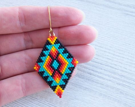 How To Brick Stitch Beads Tutorial, Delica Beaded Earrings, Beaded Earrings Pattern, Diy Earrings Materials, Miyuki Earrings, Native Beading, Seed Bead Jewelry Patterns, Beading Loom, Stitch Earrings