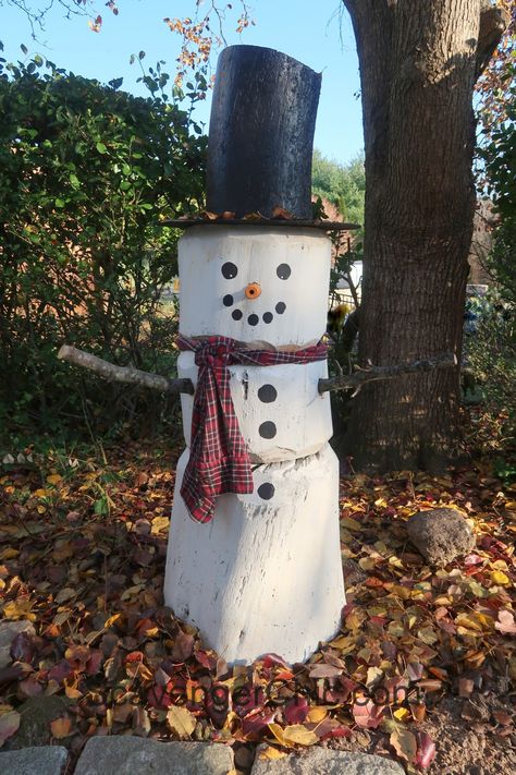 Four foot Log Snowman DIY- Diy Wooden Snowman, Wooden Snowman Crafts, Snowman Craft Ideas, Snowman Christmas Trees, Log Snowman, Diy Outdoor Christmas Decorations, Craft Ideas Easy, Outdoor Snowman, Wood Log Crafts