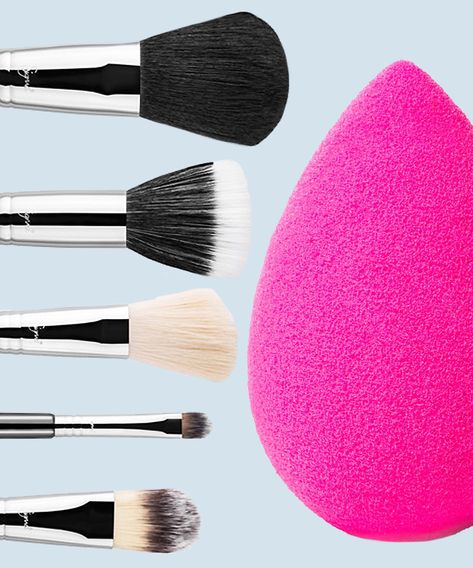 Before choosing sides in the makeup sponge vs. brush debate, make sure you consider the product being used first. Here's how to determine whether to use a makeup brush or a blending sponge | from InStyle.com Beauty Blender Vs Brush, Make Up Sponge, Beauty Blender How To Use, Oval Makeup Brush, Too Faced Highlighter, Beauty Blender Sponge, Makeup Brushes Guide, Blending Sponge, Top Makeup Products