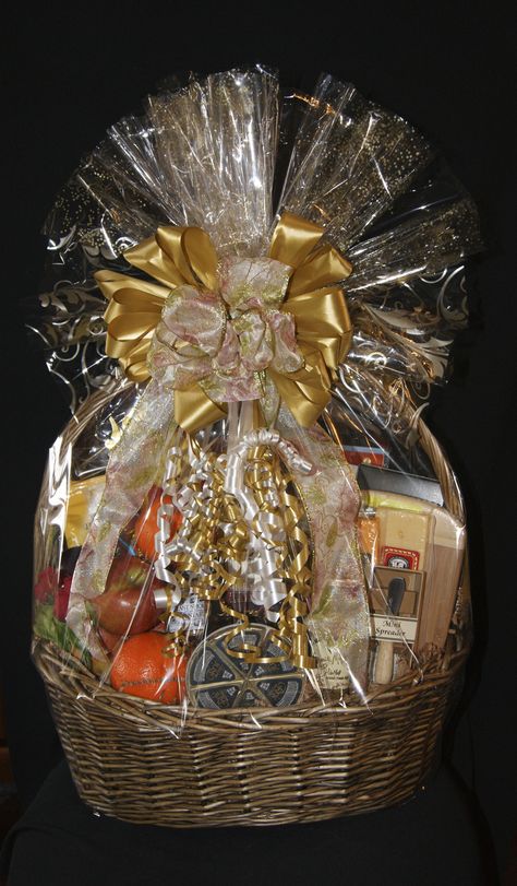 Parcel Natal, Christmas Basket Ideas, Spa Baskets, Jelly Gift, Big Christmas Gifts, Engagement Gift Baskets, Gift For Clients, Wedding Baskets, Wedding Packing