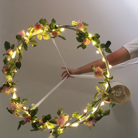 Hulla hoop lights with fake flowers to suspend from the ceiling at your wedding venue! Hula Hoops Decoration, Hulla Hoop Decoration Diy, Chandeliers Diy, Hanging Flower Arrangements, Willow Furniture, Crystal Mobile, Hoop Light, Wedding Ceiling, Ceiling Draping