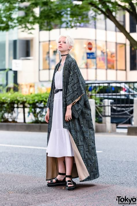 Haori Street Style, Kimono Duster Outfit, Tokyo Street Style Summer, Modern Kimono Fashion Outfits, Haori Outfit, Kimono Streetwear, Kimono Outfit Japanese, Modern Kimono Fashion, How To Wear Kimono