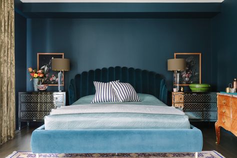 Art Deco Bedroom with teal walls, velvet bed, and mirrored nightstands Arte Art Deco, Interiors Bedroom, Teal Bedroom, Chicago Apartment, Summer Deco, Art Deco Bedroom, Deco Bedroom, Teal Walls, Mid Century Sofa