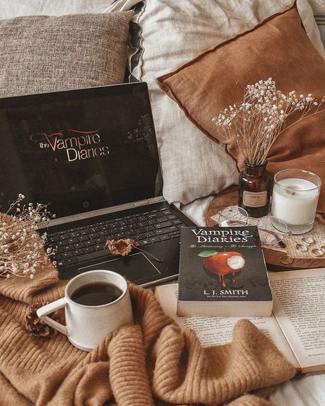 Books Cozy, Vampire Diaries Books, The Fall Movie, Book Flatlay, Bookstagram Inspiration, Winter Books, Book Instagram, Fallen Book, Cream Tones