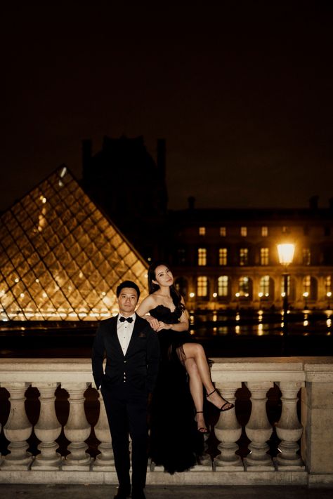 The couple poses during a pre-wedding photo shoot at the louvre Paris Night Aesthetic Outfit, Paris Outfits Couple, Paris Photography Couples, Paris Night Photoshoot, Couple Photos In Paris, Paris Pre Wedding Shoot, Paris Engagement Photoshoot, Couple Photoshoot Paris, Love In Paris Aesthetic