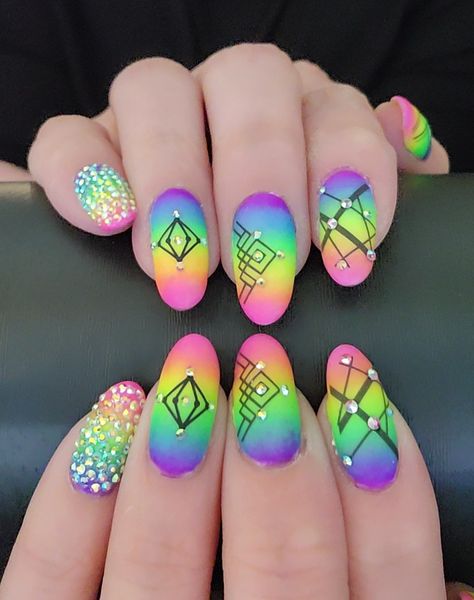 Pride Ombre Nails, Pride Nail Art, Pride Nail, Rainbow Nails Design, Rainbow Nail, Rainbow Ombre, Neon Rainbow, Rainbow Nails, Black Line