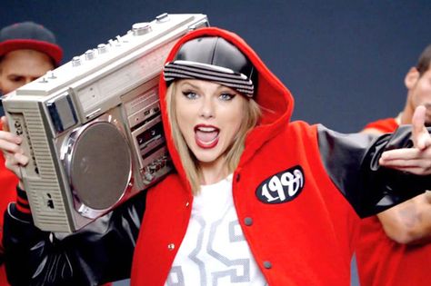 I got "Shake It Off" Taylor.! Which "1989" Taylor Swift Should You Be For Halloween? Shake It Off Lyrics, Taylor Swift Costume, Taylor Swift Music Videos, Lyrics English, Truth Or Dare Questions, Dare Questions, Country Fan, Taylor Swift New, Taylor Swift Music