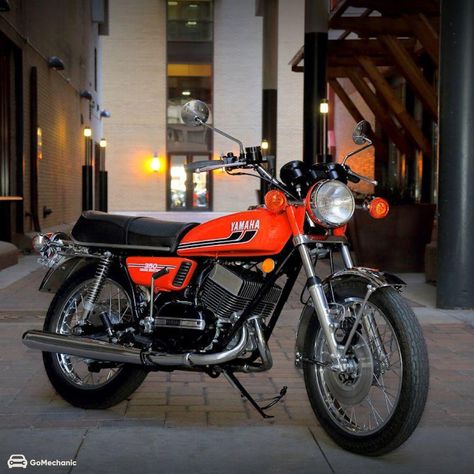 Don’t feel bad. You’re not the first 750-rider to get blown off by a Yamaha 350” – Yamaha said in one of its commercials for the RD350. It's not a bike, it's a CULT! Read the full history on #TheGoMechanicBlog #YamahaRD350 #YamahaRX100 #YamahaIndia #Yamaha #Motorcycles #History #PocketRocket Yamaha Rd 350 Wallpapers, Rd 350 Yamaha, Rx Bike, Yezdi Roadking, Motor Cb, Bike Meme, Yamaha Rd 350, Single Main Door Designs, Yamaha Rd350