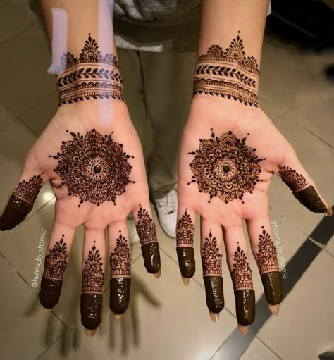 Henna Crown, Crown Tattoos For Women, Elegant Henna, Crown Tattoos, Palm Mehndi Design, Simple Mehendi Designs, Henna Plant, Henna Tattoo Hand, Henna Tattoo Designs Hand