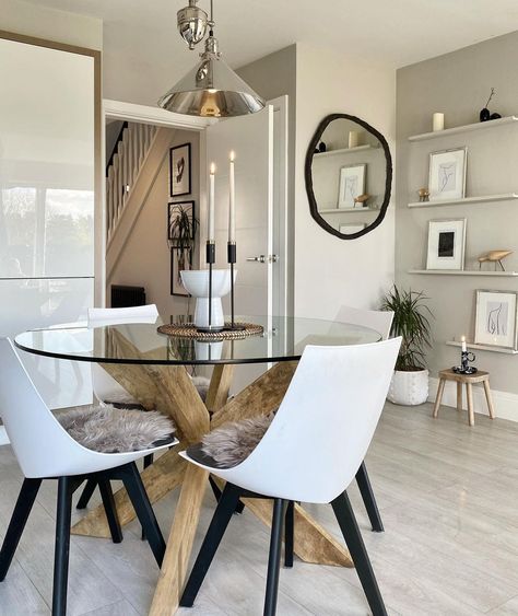 If you have a dining room decoration with limited space, then you can use a dining table with a round shaped design. Use a transparent glass dining table material to give the illusion of a room that looks wider and more open. White chairs are a blend that will never fail and can be applied by circling this part of the dining table. Glass Material Round Dining Table from @home_with_candy_sky Round Glass Kitchen Table, Small Glass Dining Table, Glass Dining Table Decor, Round Dining Table Decor, Circle Dining Table, Glass Kitchen Tables, Glass Table Decor, Dining Table Ideas, Dining Table Glass