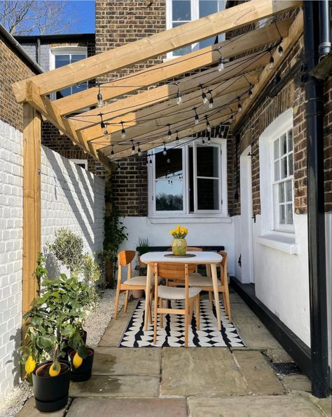 Small Garden Pergola, Garden Escape, Narrow Garden, Small Courtyard Gardens, Courtyard Gardens Design, Small Courtyards, Pergola With Roof, Outdoor Gardens Design, Charming Garden