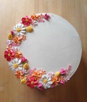 Wildflower Cake Decoration, Wildflower Cake Design, Buttercream Wildflower Cake, Birthday Cake With Fondant Flowers, Circle Cake Ideas Simple, Piped Floral Cake, Cake Decorating Floral, Simple Floral Birthday Cake, Floral Icing Cake