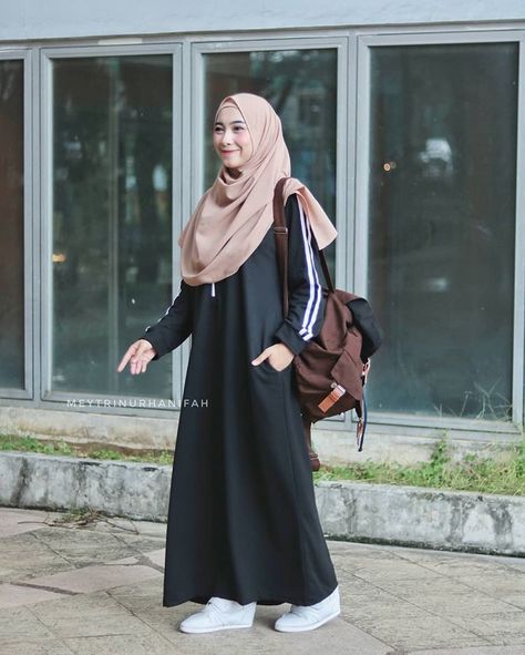 Image may contain: 1 person, standing Hijab Outfit Syari, Sporty Hijab Outfit, Sporty Hijab, Fashion Mumblr, Modest Fashion Hijab, Pakistani Fashion Casual, Muslimah Dress, Hijab Style Casual, Muslim Women Fashion