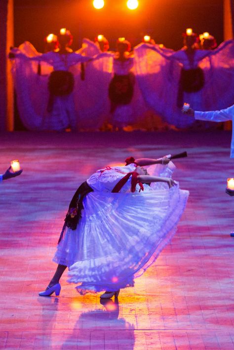 Música y danza tradicional de Veracruz, México: "La Bruja" en Xcaret México Espectacular. Folklorico Dresses, Patrick Watson, Latina Aesthetic, Mexican Folklore, Ballet Folklorico, Mexican Culture Art, Hello Kitty Jewelry, Spanish Woman, Mexican Fashion