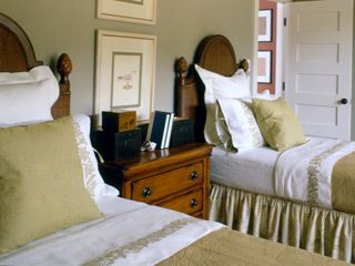 Guest Room Cute Twin Bed, Twin Bed Headboards, Twin Beds Guest Room, Bed Headboards, Room Photo, House Bedrooms, Twin Bedroom, Upstairs Bedroom, Cottage Bedroom