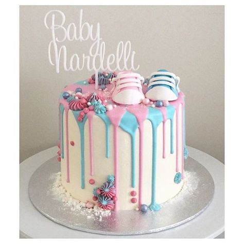 Got to make this gender reveal cake for my beautiful cousin Boy or girl?? Baby Reveal Cakes, Gender Reveal Box, Babyshower Party, Gender Reveal Party Theme, Idee Babyshower, Baby Reveal Party, Gender Reveal Party Decorations, Gender Reveal Decorations, Vanilla Sponge