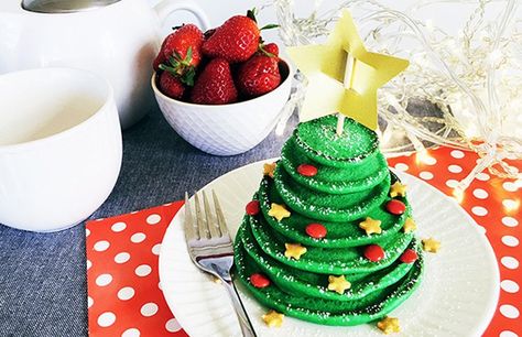 Christmas tree pancake stack recipe Fun Pancakes, Christmas Pancakes, Pancake Dessert, North Pole Breakfast, Star Shaped Cookies, Hello Holiday, Pancake Stack, How To Make Christmas Tree, Christmas Brunch