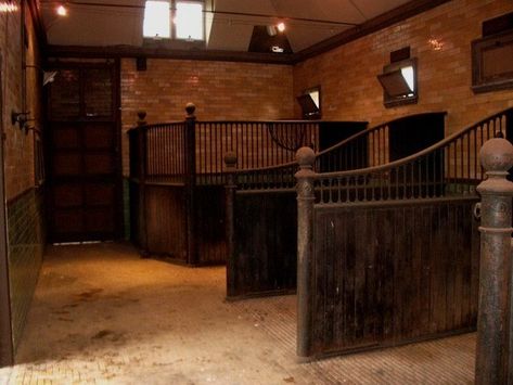 Gorgeous antique stalls Victorian Horse Stables, Fancy Stables, Modern Victorian Exterior, Victorian Horse, Tack Rooms, Royal Horse, Barn Stalls, Small Barns, Stable Ideas