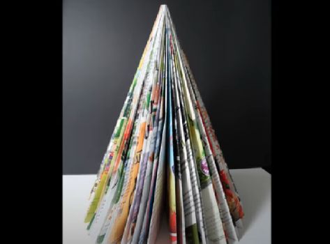 DIY: Kerstboom vouwen van je oude tijdschrift. Duurzaam en origineel! - Weethetsnel | De beste instructies verzameld #kerstversiering #upcycling #kerst #DIY #handwerkles Paper Art, Origami, Etsy Shop, Drawings, Christmas