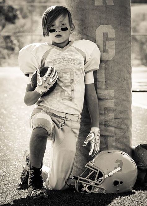 Peewee Football Pictures, Youth Football Pictures, Youth Football Photography, Football Poses For Pictures, Football Photoshoot Ideas, Pee Wee Football, Youth Sports Photography, Sports Shoot, Football Photoshoot