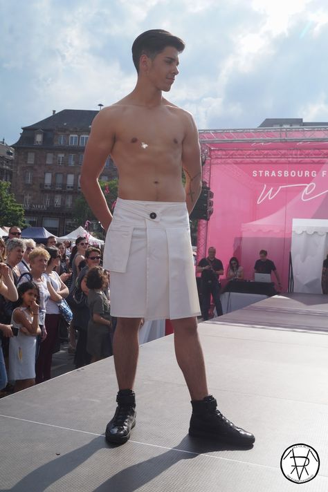 Les Hommes en Jupe - Strasbourg Fashion Week Mens Skirt, Kilted Men, Kilt Pattern, Outfit Homme, Boys In Skirts, Modern Kilts, Men Wearing Skirts, Kilt Outfits, Utility Kilt