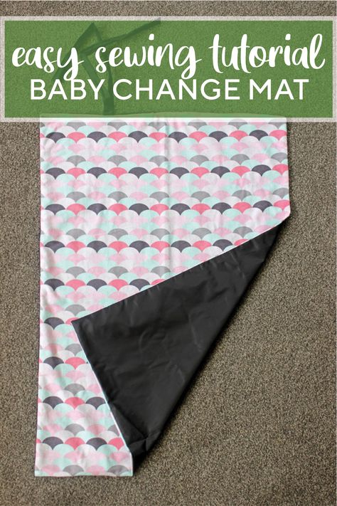 How to make a simple baby change mat - if you can sew a straight line, you can make this DIY portable baby change mat - perfect for in the nappy/diaper bag or as a baby shower gift! Diy Changing Pad Travel, Diy Changing Mat, Baby Change Mat, Changing Pad Diy, Changing Mat Pattern, Diy Changing Pad, Diy Diaper Bag, Changing Pad Pattern, Sew Toys