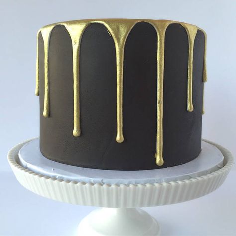 Drip On Cake, Gold Dripping Cake, Decorative Baking, Bolo Drip Cake, Gold Drip Cake, Drippy Cakes, Pieces Cake, Metallic Cake, Gold Highlighter